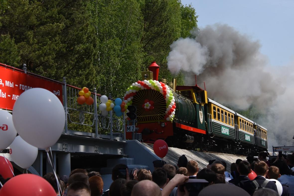Фото 1 июня на пригородном вокзале Новосибирска железнодорожники поздравили маленьких пассажиров с Международным днем защиты детей 2